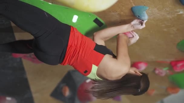 登山の壁で女性の登山者トレーニング ロッククライミングを実践し 垂直ビデオ ウェルネス — ストック動画