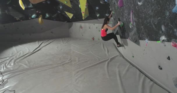 Bouldering Női Hegymászó Edzés Hegymászó Falon Fiatal Gyakorló Sziklamászó Hegymászó — Stock videók