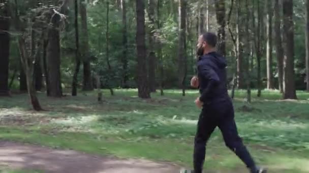 Homem Correndo Pela Floresta Verão Câmera Seguinte Corredor Fones Ouvido — Vídeo de Stock