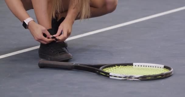 Giovane Tennista Donna Che Lega Lacci Delle Scarpe Sulle Scarpe — Video Stock