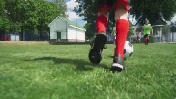 Gruppe Junger Jungen Spielt Fußball Trainingstag Auf Dem Fußballplatz Junge — Stockvideo