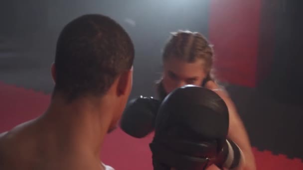 女战斗人员在拳击馆训练拳击和防守 打击和冲刺重点手套 与教练一起训练日 — 图库视频影像