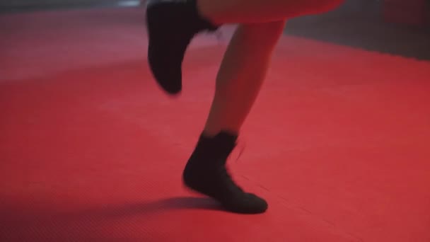 Γυναίκα Μαχητικά Τρένα Και Πηδώντας Σχοινί Προπόνηση Συντονισμού Kickboxing Ημέρα — Αρχείο Βίντεο