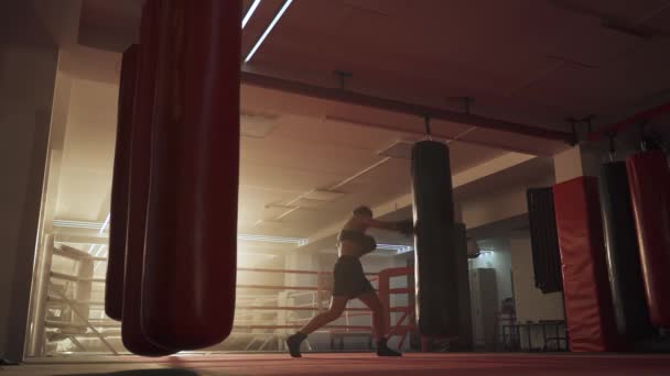 Peleadora Entrena Sus Golpes Bate Saco Boxeo Día Entrenamiento Gimnasio — Vídeos de Stock