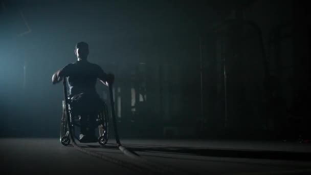 Hombre Discapacitado Silla Ruedas Realiza Ejercicios Con Cuerdas Batalla Entrenamiento — Vídeos de Stock