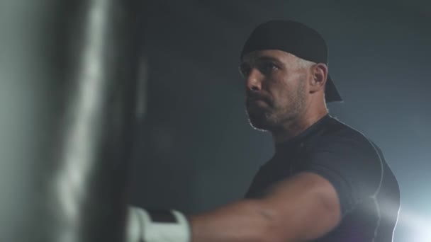 Портрет Бійця Інваліда Інвалідному Візку Чоловік Тренує Удари Мішку Тренування — стокове відео