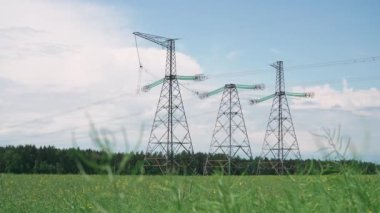 Elektrik nakli, elektrik hattı, kolza alanındaki elektrik iletimi hattı sanayi manzarası, kablolu çelik kuleler ve kırsal kesimdeki elektrik kaynaklarının iletişimi.