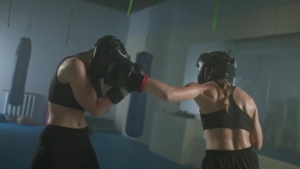 헬멧을 전투기의 스파링 체육관에서 전투에 펀치의 시리즈 — 비디오
