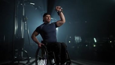 Tekerlekli sandalyedeki engelli sporcular, halterlerle, beden eğitimi ve fiziksel aktivitelerle, engelli ve motivasyonlu insanlarla egzersiz yapıyor..