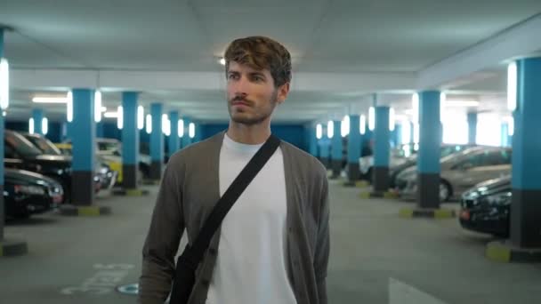 Autodelen Jonge Reiziger Loopt Door Ondergrondse Parkeerplaats Een Man Zoek — Stockvideo
