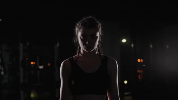 Retrato Uma Mulher Atlética Olhando Para Câmera Uma Jovem Mulher — Vídeo de Stock