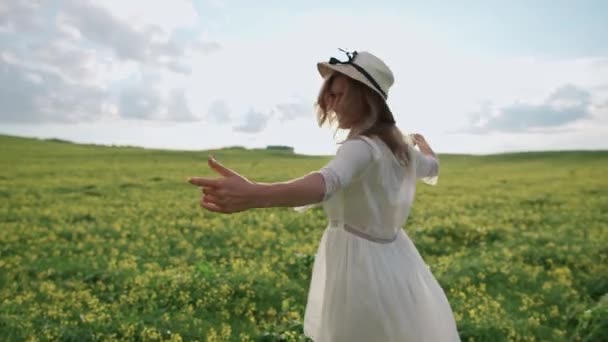 Wieś Wesoła Kobieta Białej Sukience Tańcząca Polu Rzepaku Slow Motion — Wideo stockowe