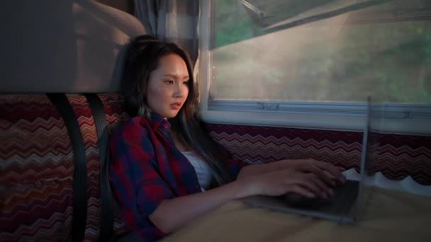 Handheld Aziatische Vrouw Die Een Laptop Werkt Terwijl Een Camper — Stockvideo