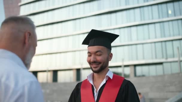 Graduação Pai Abraça Seu Filho Graduado Universitário Jovem Manto Graduados — Vídeo de Stock