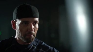 Tekerlekli sandalyedeki engelli boksör, kum torbasına yumruk atma, boks antrenmanı, irade gücü..