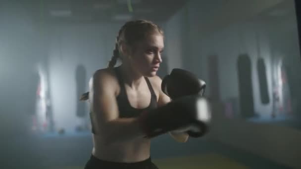 Combatiente Femenino Entrena Sus Golpes Vence Saco Boxeo Día Entrenamiento — Vídeos de Stock