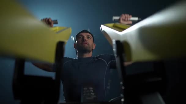 残疾运动员在健身房的轮椅升降块 力量训练 残疾人 电影照明 — 图库视频影像