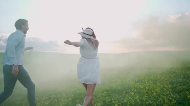 Kırsal Kesimde Doğada Neşeli Bir Çift Bir Erkek Bir Kadın — Stok video