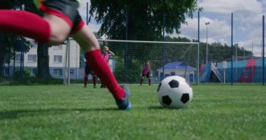 Genç çocuklar futbol oynuyor, penaltı, çocuk topa vuruyor, kaleci kaleciyi koruyor, 4 bin yavaş çekim..