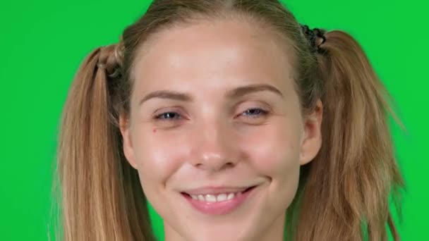 Портрет Красивої Білої Жінки Блондинка Дивиться Камеру Посміхається Зелений Фон — стокове відео