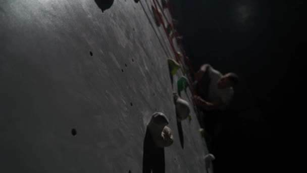 Jonge Klimmer Training Een Klimwand Beoefenen Van Rotsklimmen Klimmen Met — Stockvideo