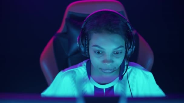 Porträt Einer Fokussierten Spielerin Mit Kopfhörer Spielt Ein Videospiel Cyber — Stockvideo