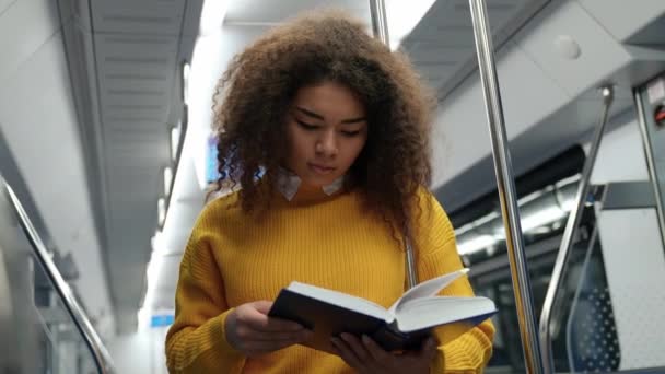 Африканська Жінка Їде Метро Читає Книгу Молода Студентка Йде Вчитися — стокове відео
