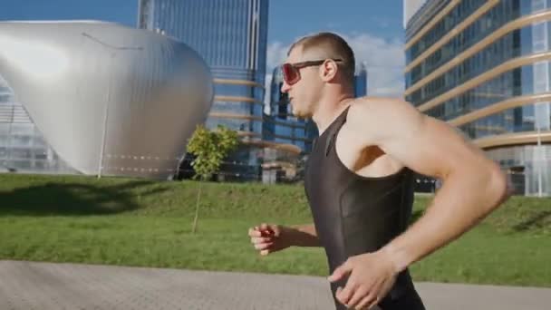 Пробіг Біжить Міській Дорозі Спортсмени Тренуються Міському Середовищі Сонячний День — стокове відео
