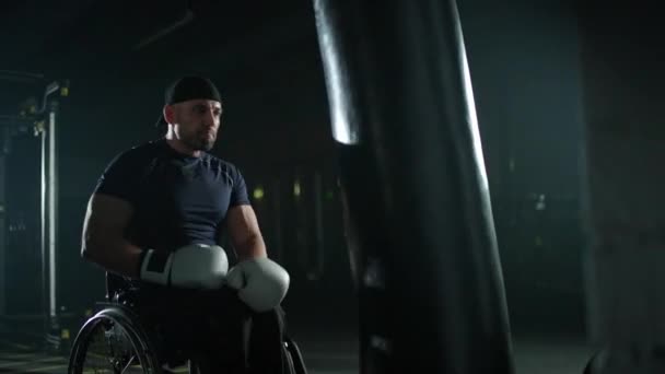 Hombre Discapacitado Luchador Silla Ruedas Entrena Golpes Saco Boxeo Entrenamiento — Vídeos de Stock