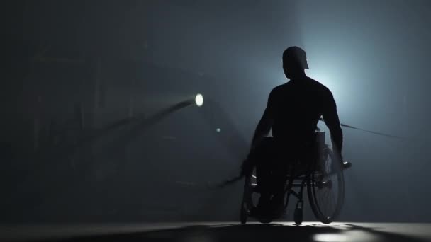 轮椅上的残疾人 用战斗绳进行练习 交叉套路耐力训练 运动员抛掷绳索 — 图库视频影像