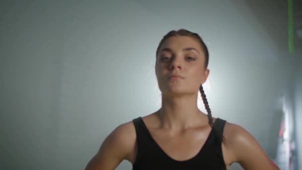 Portret Zmęczonej Wojowniczki Młoda Kobieta Dochodzi Siebie Ciężkim Treningu Siłowni — Wideo stockowe