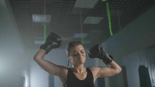 Retrato Una Luchadora Cansada Levanta Las Manos Joven Mujer Recupera — Vídeos de Stock