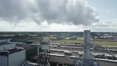 Ahşap işleme fabrikası, çelik boruların ve tankların görüntüsü yükseklikten, fabrikanın endüstriyel yapısı, borulardan duman geliyor..