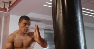 Kickboks, atletik boksör yumruklarını eğitir, kum torbasını döver, boks salonunda antrenman günü, 4 km yavaş çekim..