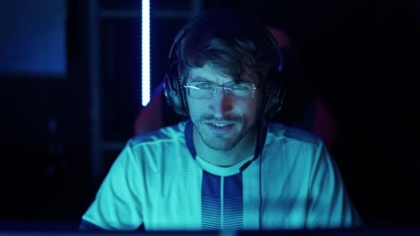 Portret Van Een Man Gamer Hoofdtelefoon Speelt Een Videospel Cyber — Stockvideo