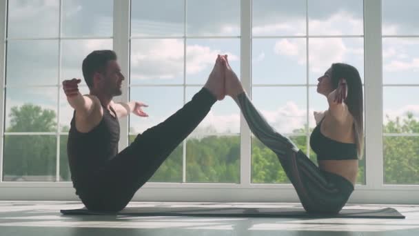 Wellness Man Och Kvinna Som Gör Yoga Tillsammans Utföra Ställningar — Stockvideo