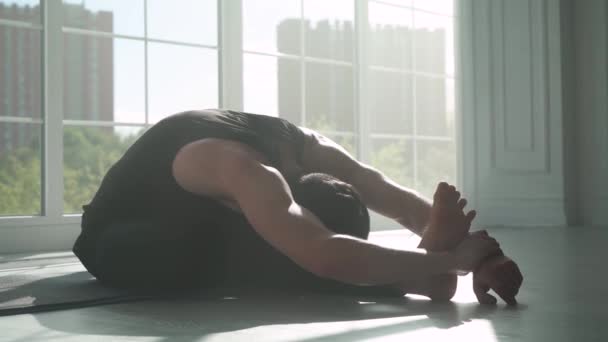Uomo Che Yoga Una Stanza Bianca Piena Luce Uomo Stretching — Video Stock