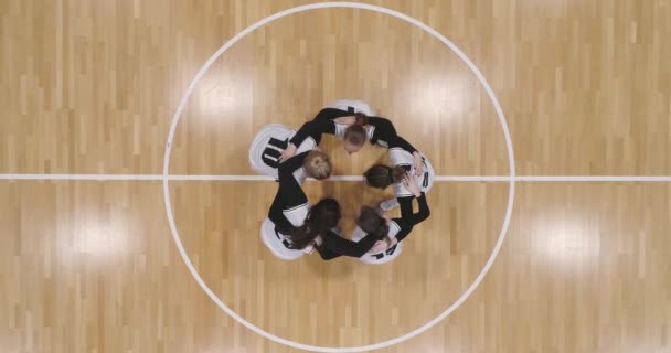 Ομάδα Παικτών Μπάσκετ Φωνάζει Στέκεται Μια Αγκαλιά Αυξάνοντας Ηθικό Πριν — Αρχείο Βίντεο