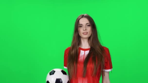 Jolie Femme Sportive Sur Chromakey Joueur Football Jeter Ballon Dans — Video