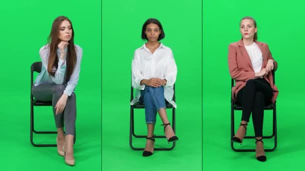異なる年齢のエレガントな女性がオフィスの椅子に座って待っています 緑の背景 待機プロセス ビデオコラージュ インタビュー — ストック動画