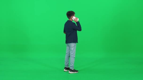 Zpětný Pohled Asijský Školák Obleku Stojí Zeleném Pozadí Mluví Mobilním — Stock video