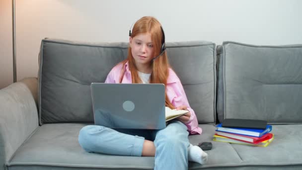 Afstandsonderwijs Roodharig Schoolmeisje Bank Woonkamer Gebruikt Een Laptop Thuis Zelfisolatie — Stockvideo