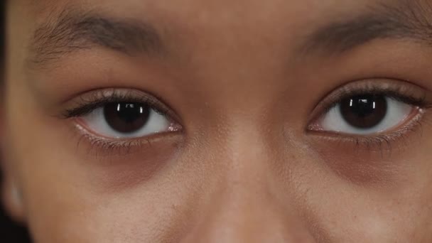 一个美丽的深色皮肤女人的画像 年轻的非洲女人看着相机 近视的眼睛 面部特征 — 图库视频影像