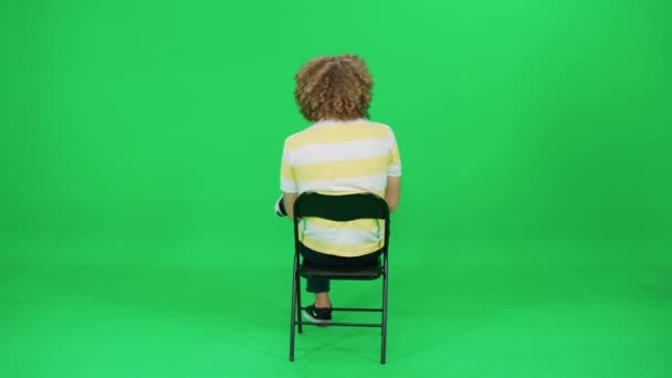 Εστιασμένος Άνθρωπος Κάθεται Μια Καρέκλα Και Περιμένει Ένας Άνθρωπος Afro — Αρχείο Βίντεο