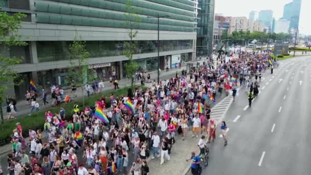 ワルシャワ ポーランド 2023年6月17日 空想的な景色 Lgbtの平等な行進 虹の旗を持つ群衆の高さからの眺めがダウンタウンの通りを歩いている — ストック動画