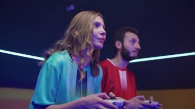 Esports, genç oyuncular oyun konsolunda bir video oyunu oynar, iki oyuncunun karşılaşması, bir oyun turnuvasında siber sporcular, kadın oyunu kazanır..