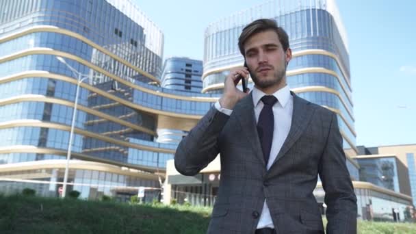 Empresario Gerente Superior Traje Encuentra Cerca Rascacielos Cristal Hablando Teléfono — Vídeos de Stock