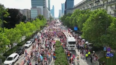 Varşova, Polonya - 17 Haziran 2023: LGBT Eşitlik Yürüyüşü 'nde hava görüntüsü, gökkuşağı bayraklı bir kalabalığın yüksekliğinden şehir merkezindeki parti arabasının yanında yürüyor, LGBTQ hakları.