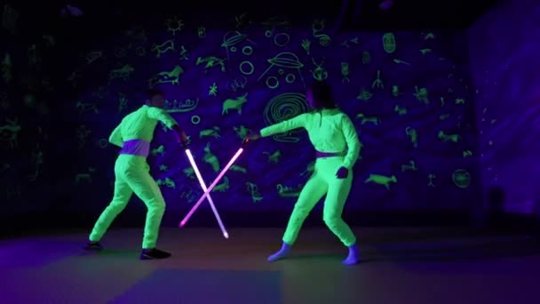 Jonge Mensen Hebben Plezier Een Neon Pretpark Man Haar Vriendin — Stockvideo