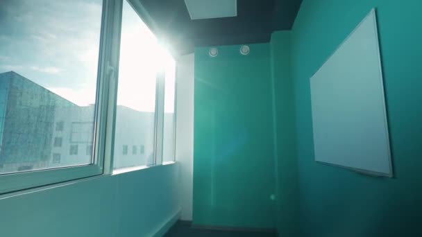 ワークスペース 空のオフィススペースのインテリア 高層ビル内部のオフィススペースを散策 背景テンプレート — ストック動画